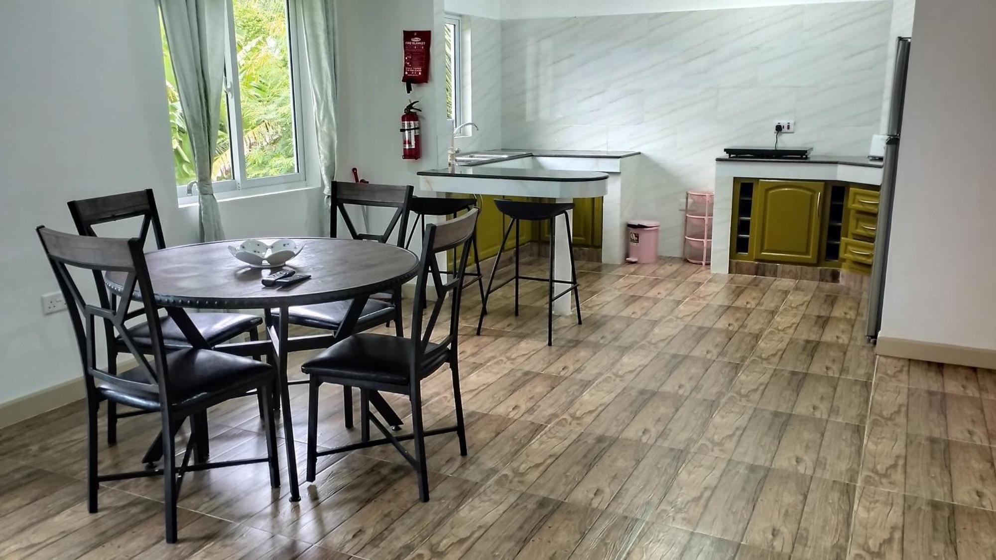 Dovass Self Catering Apartments Takamaka Екстериор снимка